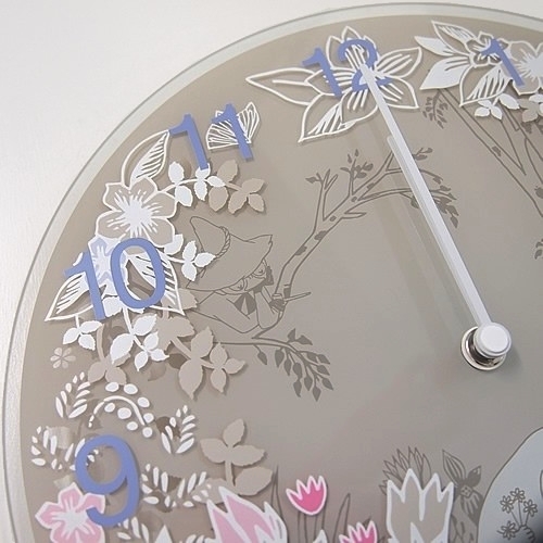 【ムーミン雑貨】MoominTIMEPIECES(ムーミンタイムピーシーズ)  ガラスウォールクロック／ Moomin picking flower【取り寄せ品／納期1週間前後】