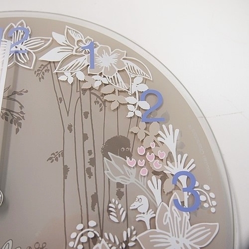 【ムーミン雑貨】MoominTIMEPIECES(ムーミンタイムピーシーズ)  ガラスウォールクロック／ Moomin picking flower【取り寄せ品／納期1週間前後】