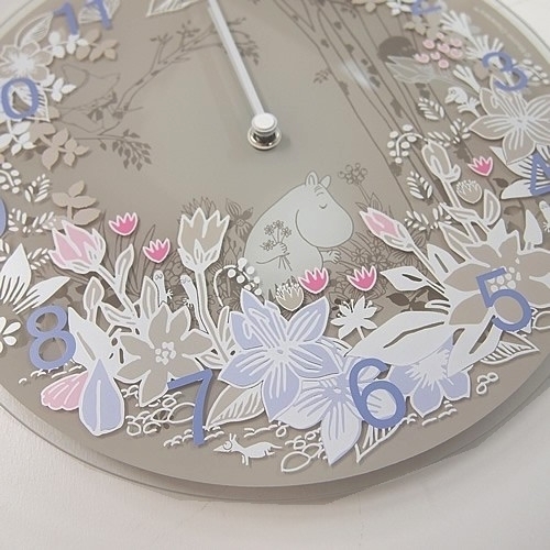 【ムーミン雑貨】MoominTIMEPIECES(ムーミンタイムピーシーズ)  ガラスウォールクロック／ Moomin picking flower【取り寄せ品／納期1週間前後】