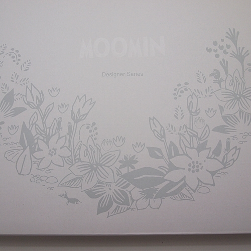 【ムーミン雑貨】MoominTIMEPIECES(ムーミンタイムピーシーズ)  ガラスウォールクロック／ Moomin picking flower【取り寄せ品／納期1週間前後】